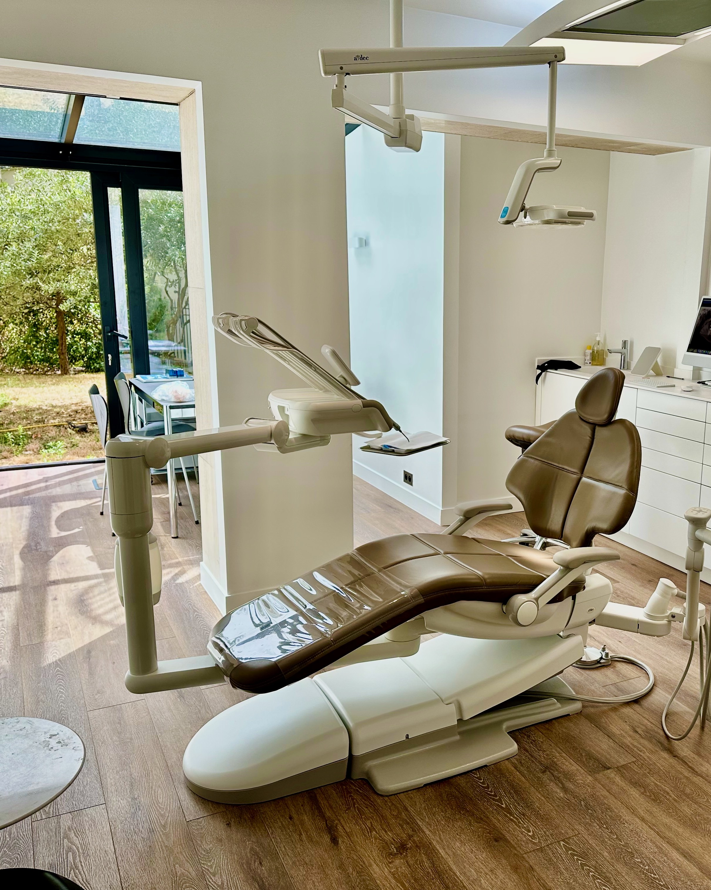 Salle de soins du cabinet dentaire, équipée pour la chirurgie orale et l'implantologie